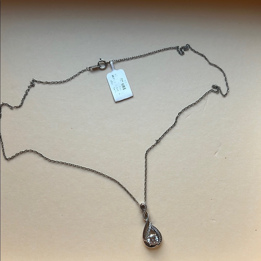 Elegant Silver Teardrop Pendant Necklace